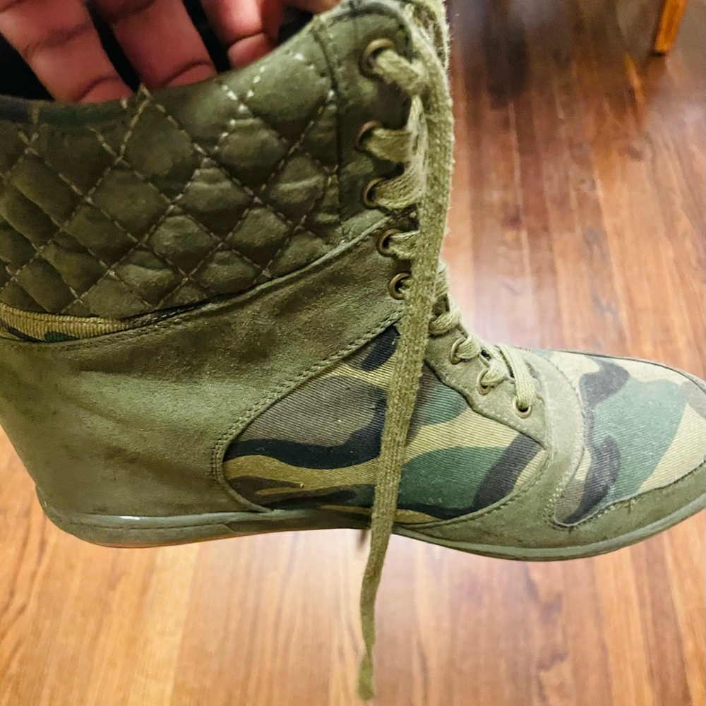 Women’s Shoe Dazzle Sneakers